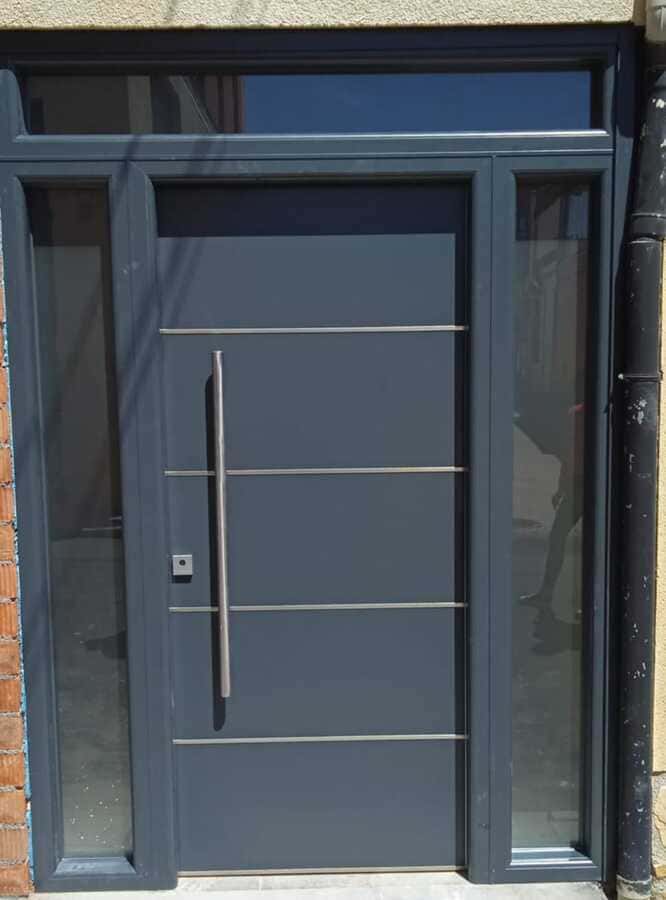 Aluminios Serracab puerta estilo contemporáneo